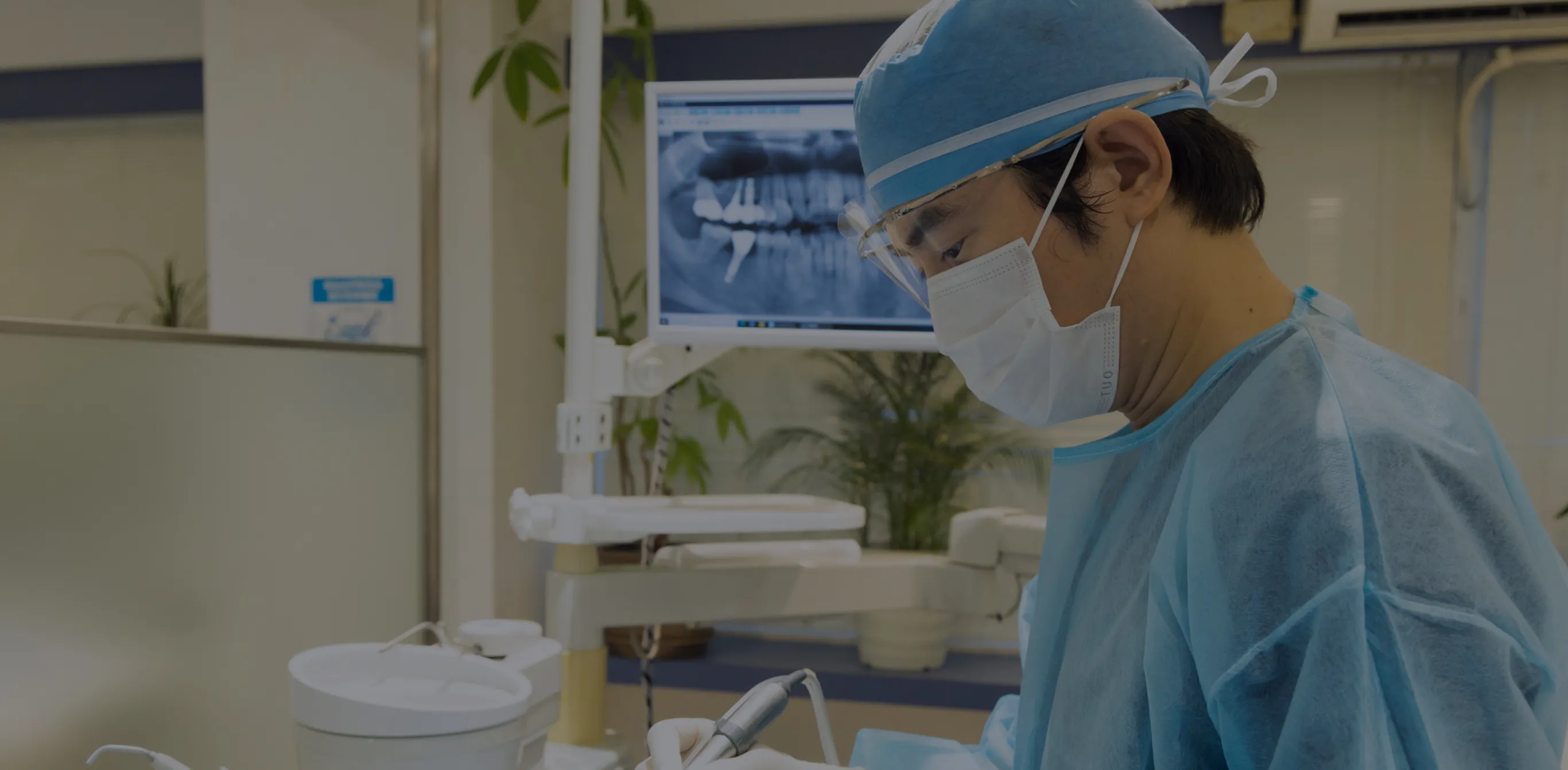 歯科治療をしている医師の様子